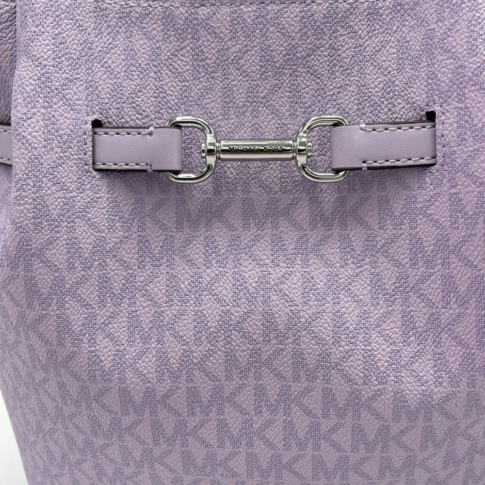 MICHAEL KORS Carson Md Sign Logo Convertible Bucket Cross Shoulder
Lt Quartz
NWT - Picture 15 of 16